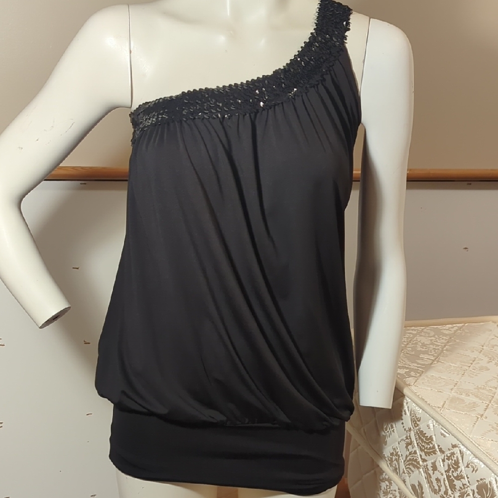 *Elegant Black One-Shoulder Top with Sequins